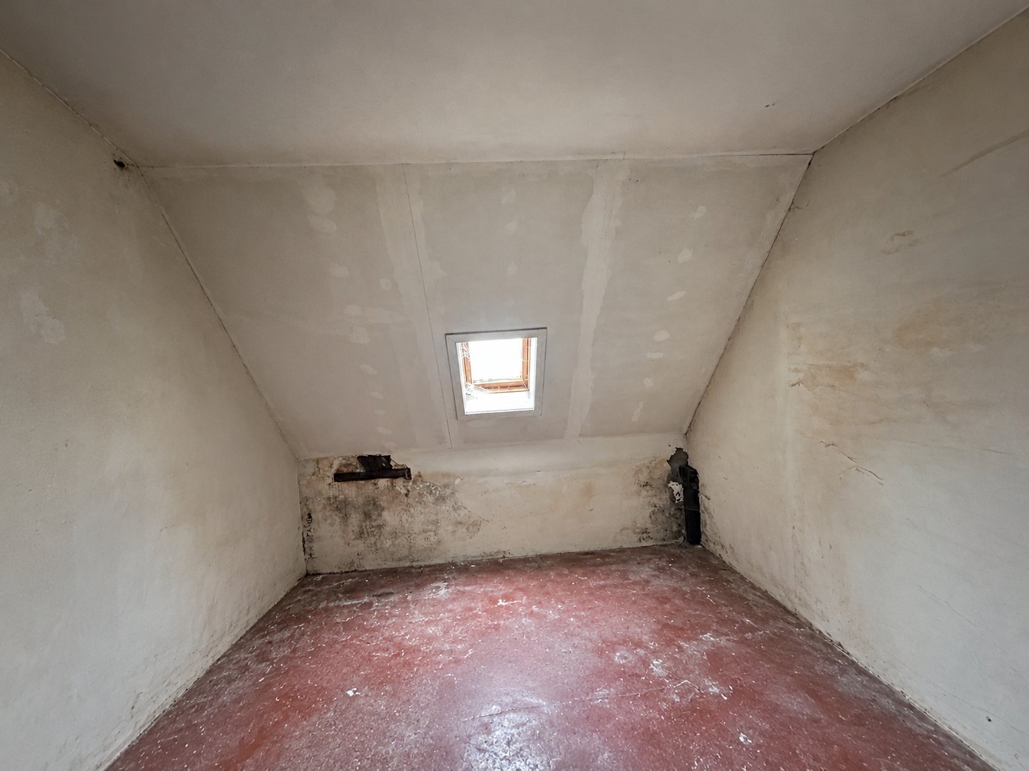 Le petit espace sous le toit à l'état brut