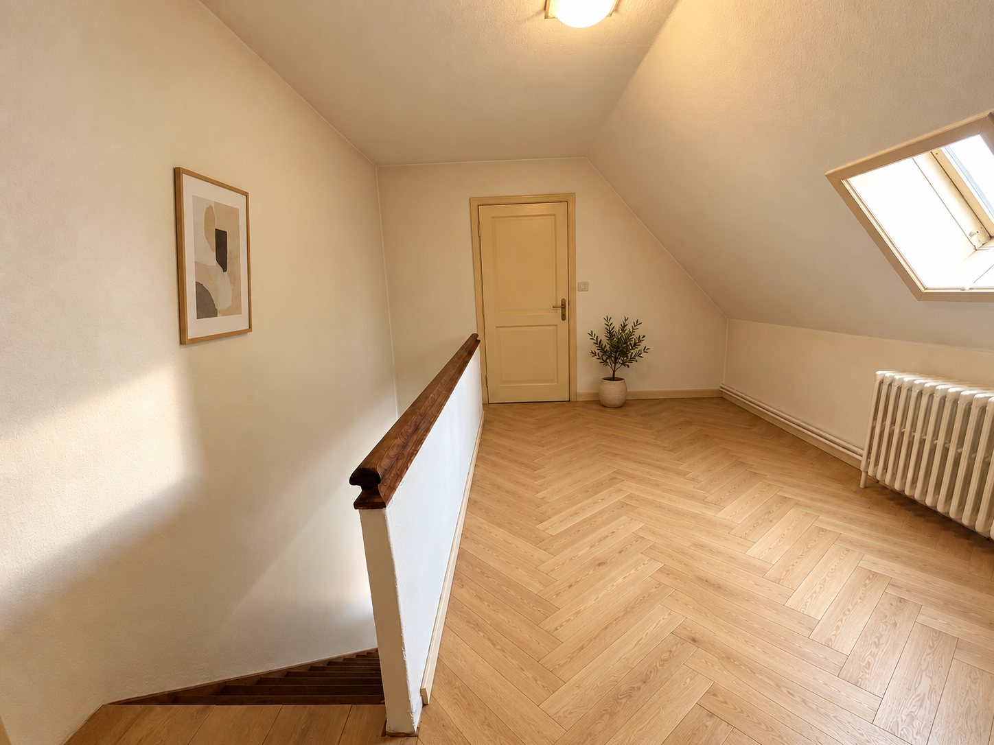 Le même palier avec parquet à chevrons et œuvre d'art