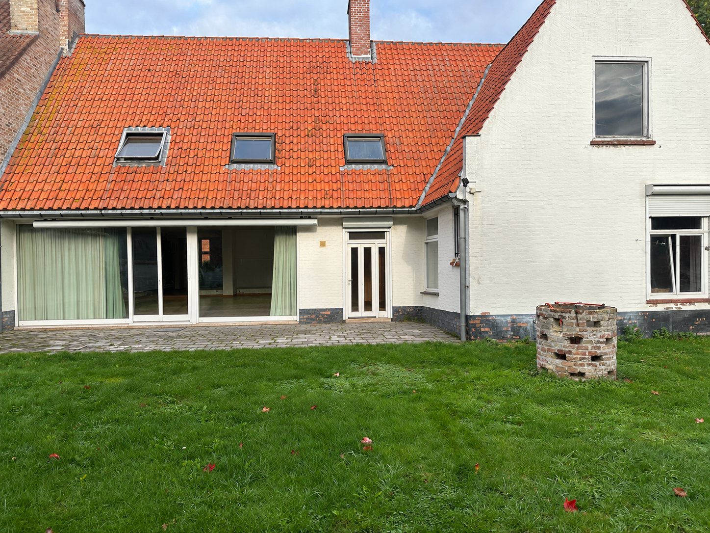 La façade arrière avec terrasse et pelouse