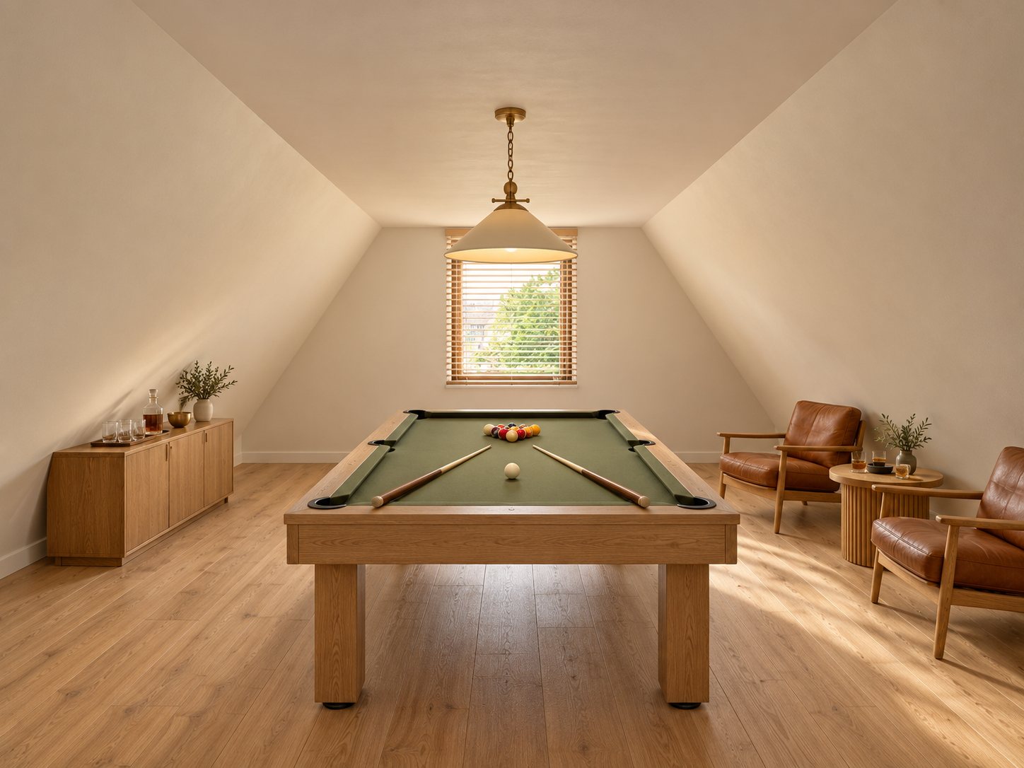 Le même grenier aménagé avec un billard et des fauteuils